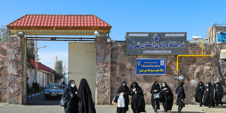 Women in chadors outside the Shahr-e Rey penitentiary in Varamin.